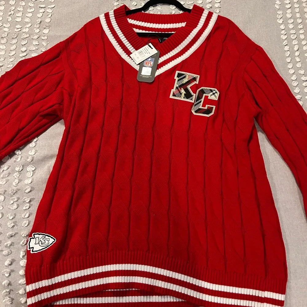 NWT Women's Pro Standard Red Kansas City Chiefs Prep V-Neck Pullover Sweater - Picture 2 of 5